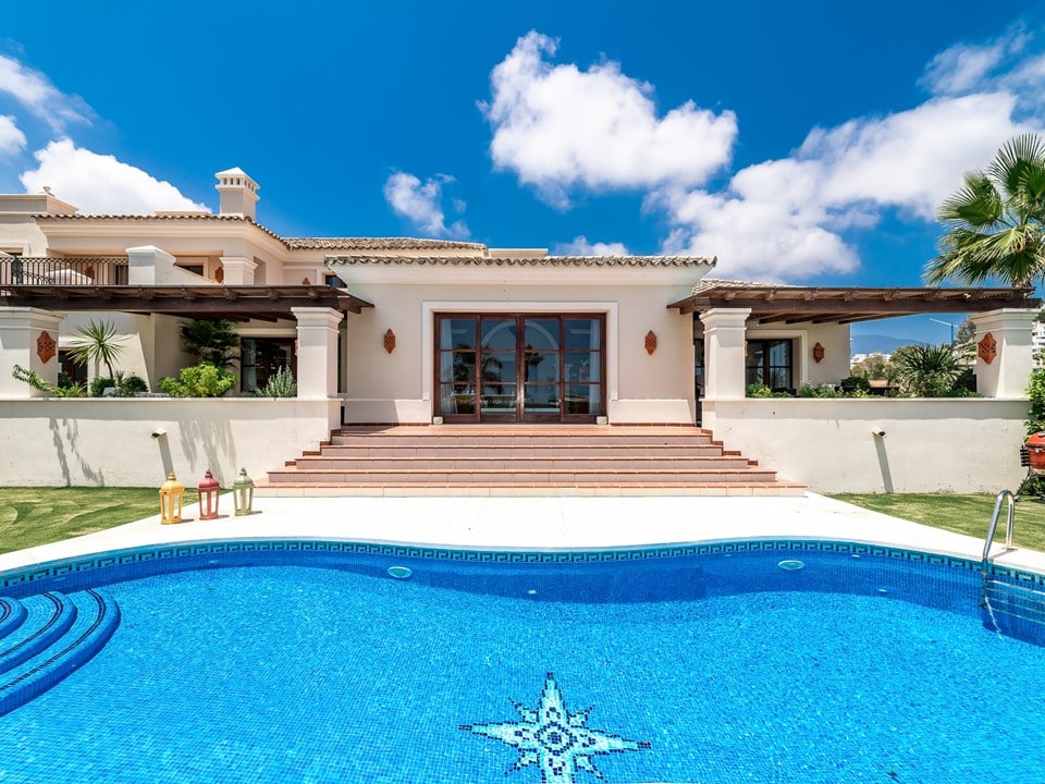 Prestigieuze villa gelegen in het hart van Nueva Andalucía, één van de meest gevraagde buurten van Marbella
