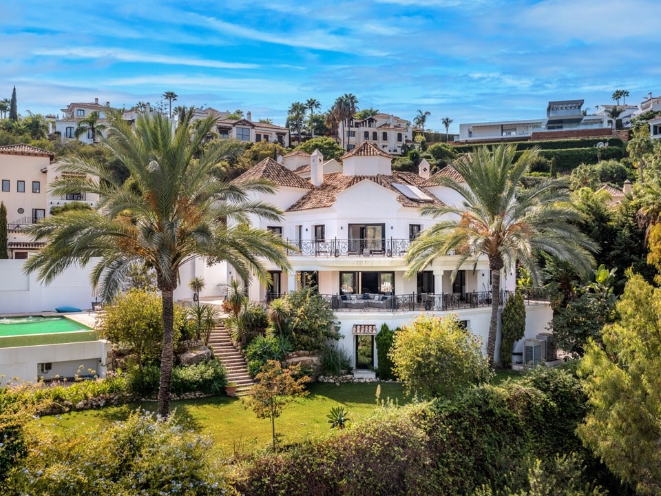 Majestueuze villa met ongelooflijk uitzicht in Los Arqueros Golf, Benahavis