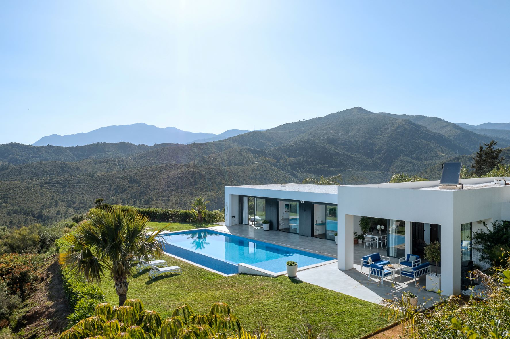 Nieuw gebouwde hedendaagse villa met prachtig uitzicht in Montemayor, Benahavis
