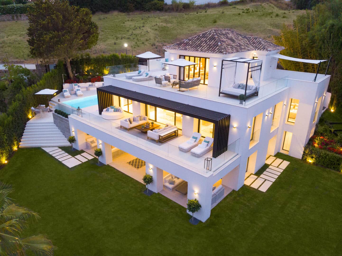 Luxe 5 slaapkamer villa met golf en zeezicht in Los Naranjos Golf Nueva Andalucia, Marbella