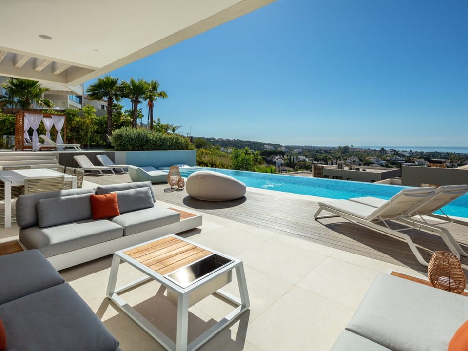 Gloednieuwe luxe villa op een verhoogde positie in de prestigieuze golfvallei van Nueva Andalucia.