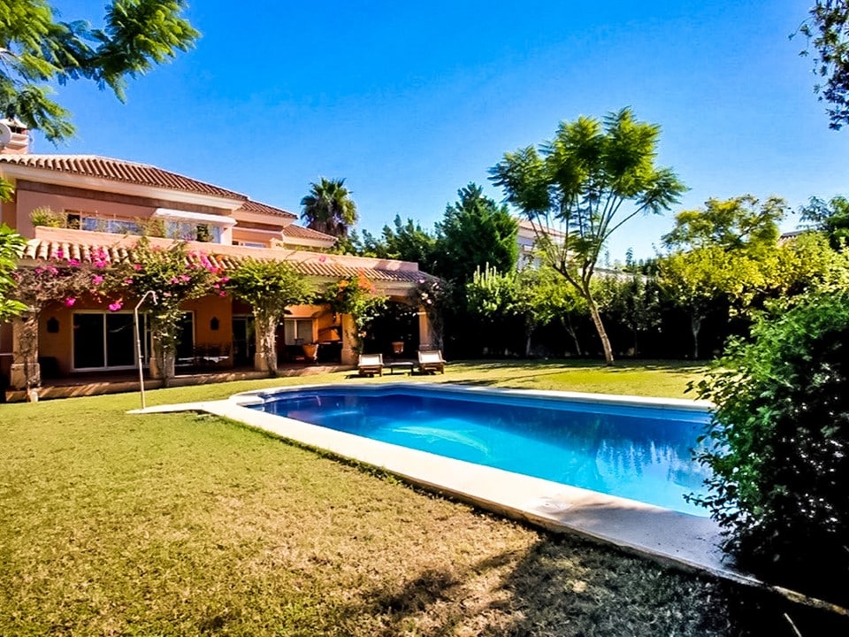 Traditionele vrijstaande villa in mediterrane stijl in het zeer gewilde gebied van Nueva Andalucia’s Golf Valley in Marbella.