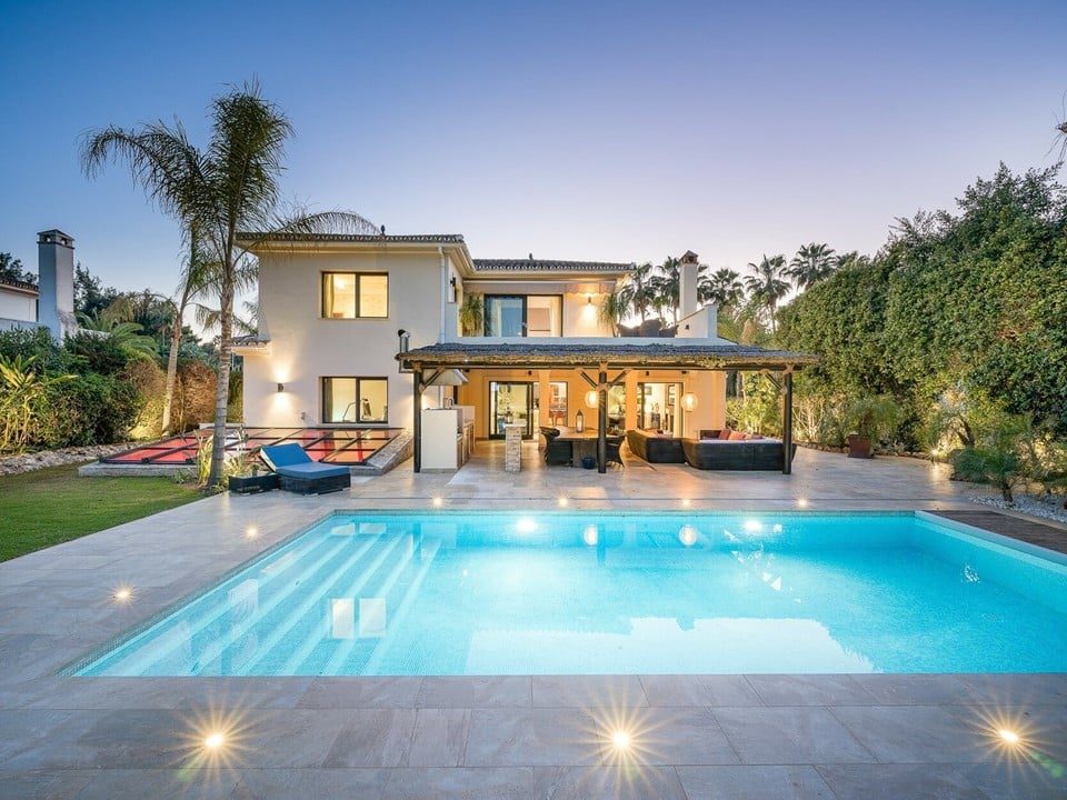Charmante Frontline Golf Villa op de Las Brisas Golfbaan in Nueva Andalucia