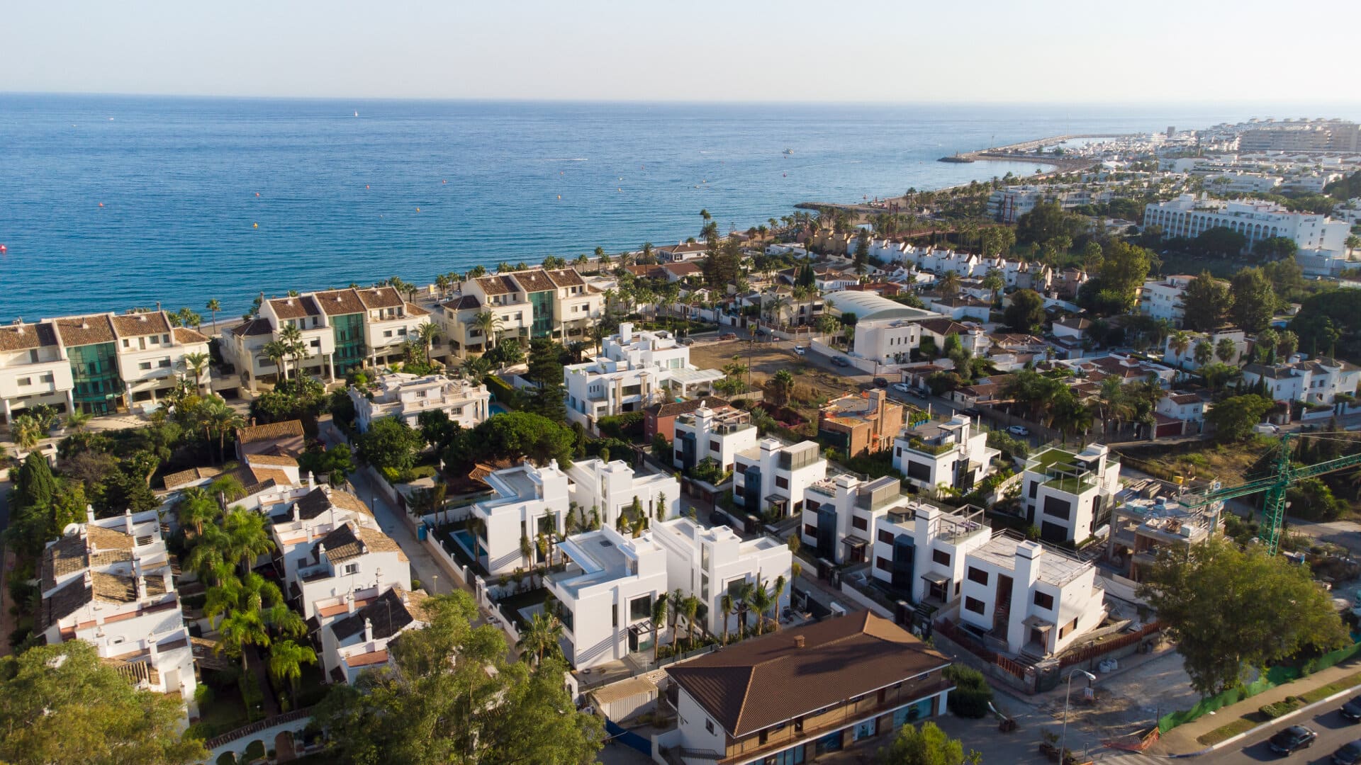 Prachtige nieuwe moderne villa’s in een van de meest luxueuze woonwijken van Marbella – Golden Mile.