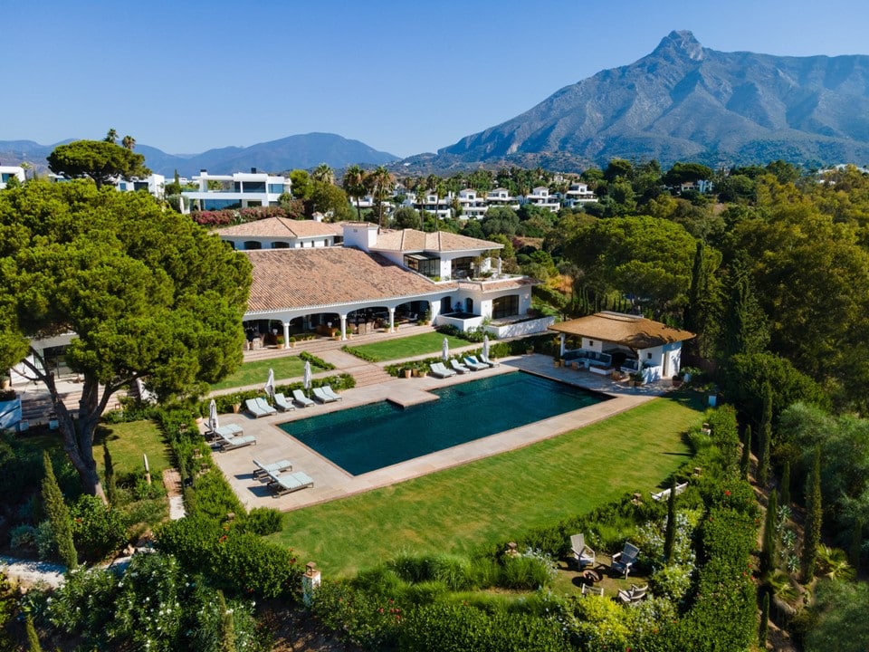 Prachtige villa met adembenemend en onbelemmerd panoramisch uitzicht in Las Lomas del Marbella Club, Marbella Golden Mile