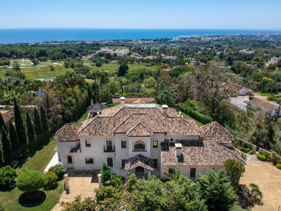 Indrukwekkende luxe villa met adembenemend uitzicht op zee en de bergen in Los Picos, aan de Golden Mile in Marbella.