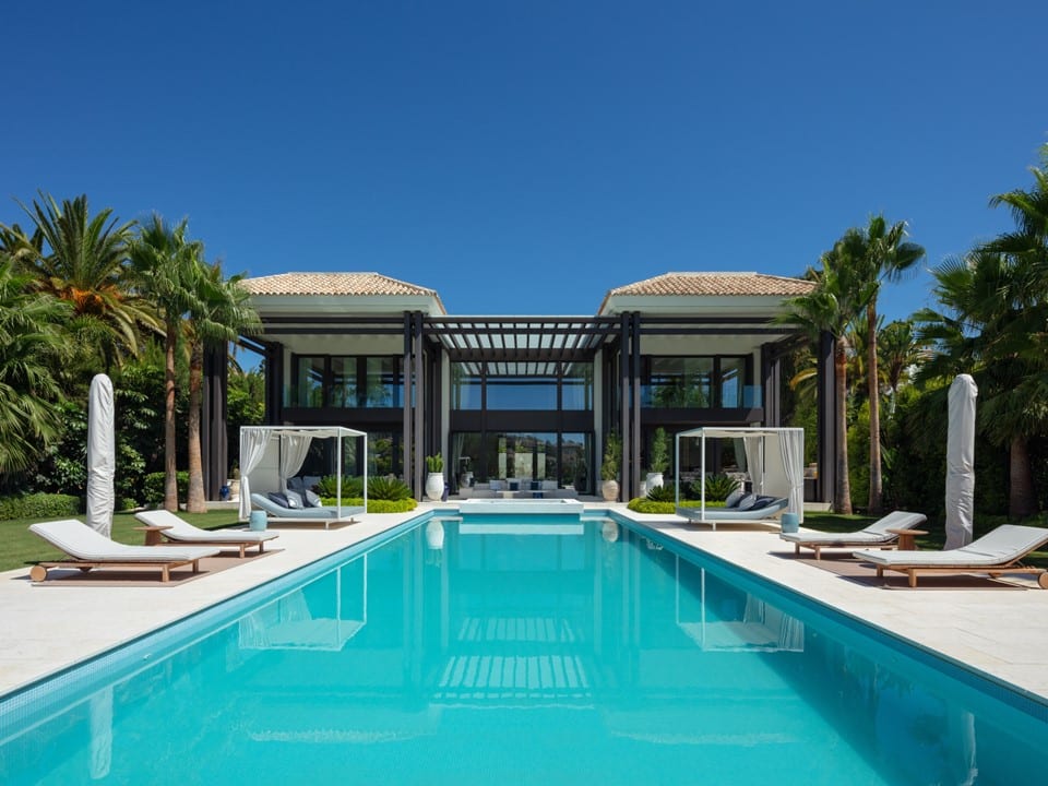 Frontline Golf Mansion in één van Marbella’s meest exclusieve residentiële gemeenschappen, La Cerquilla in Nueva Andalucia.