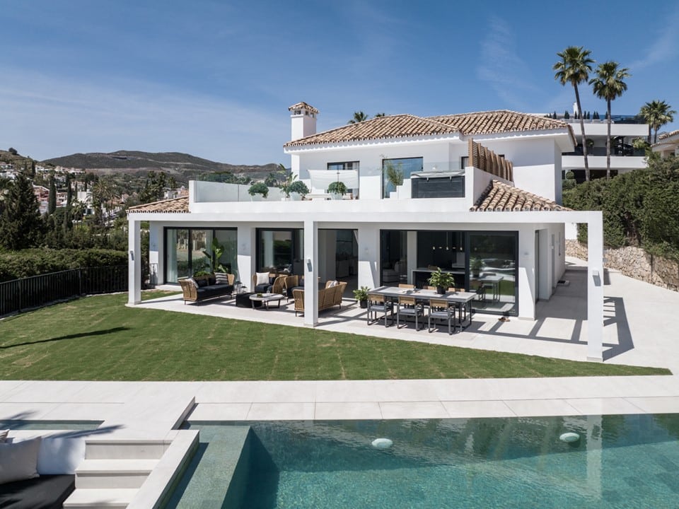 Een verfijnde en elegante villa in een gewilde gemeenschap in de Golf Valley, Nueva Andalucía.