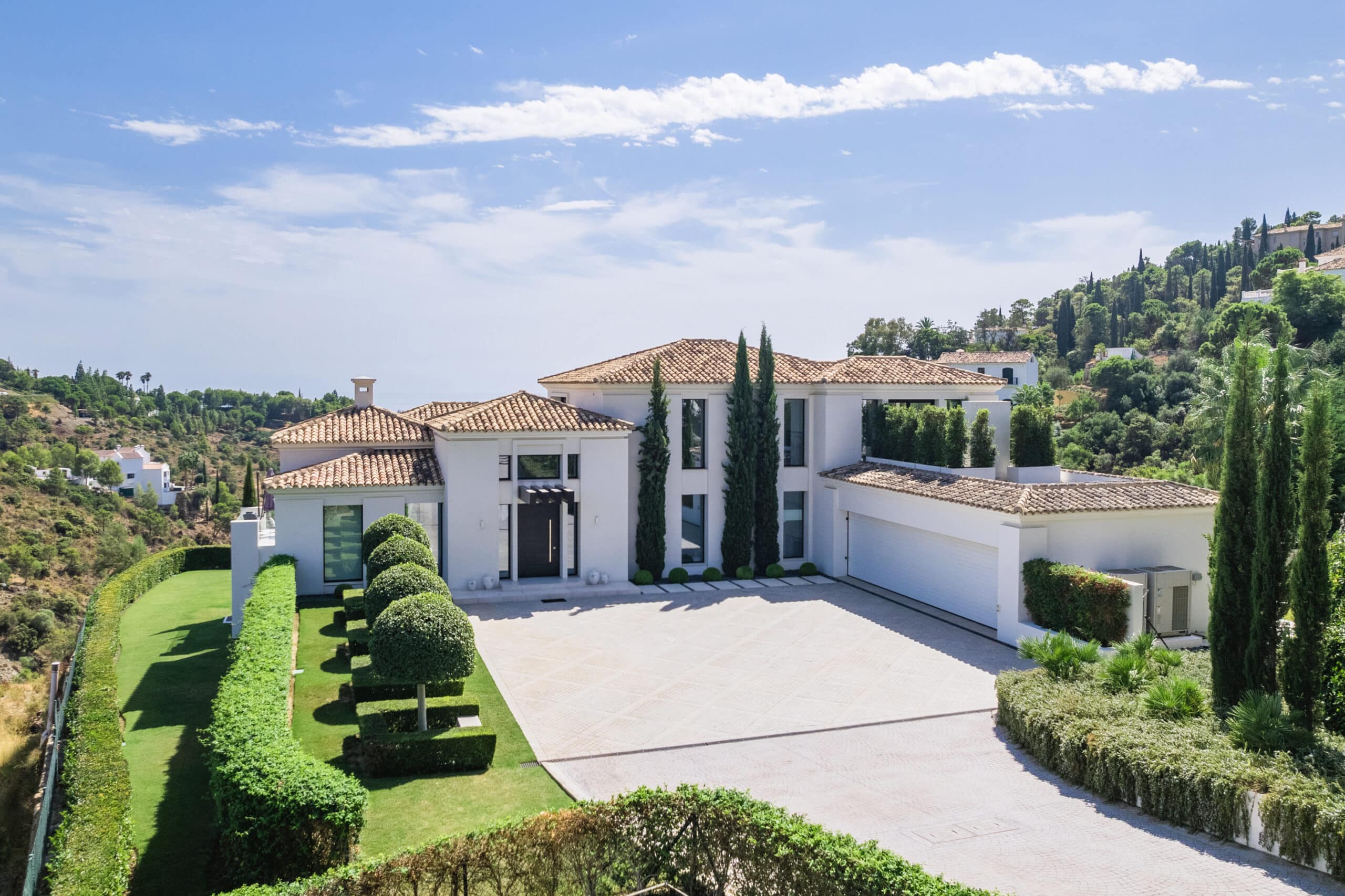 Spectaculaire gezinswoning met prachtig zeezicht gelegen in de prestigieuze heuvels van El Madroñal Benahavis.