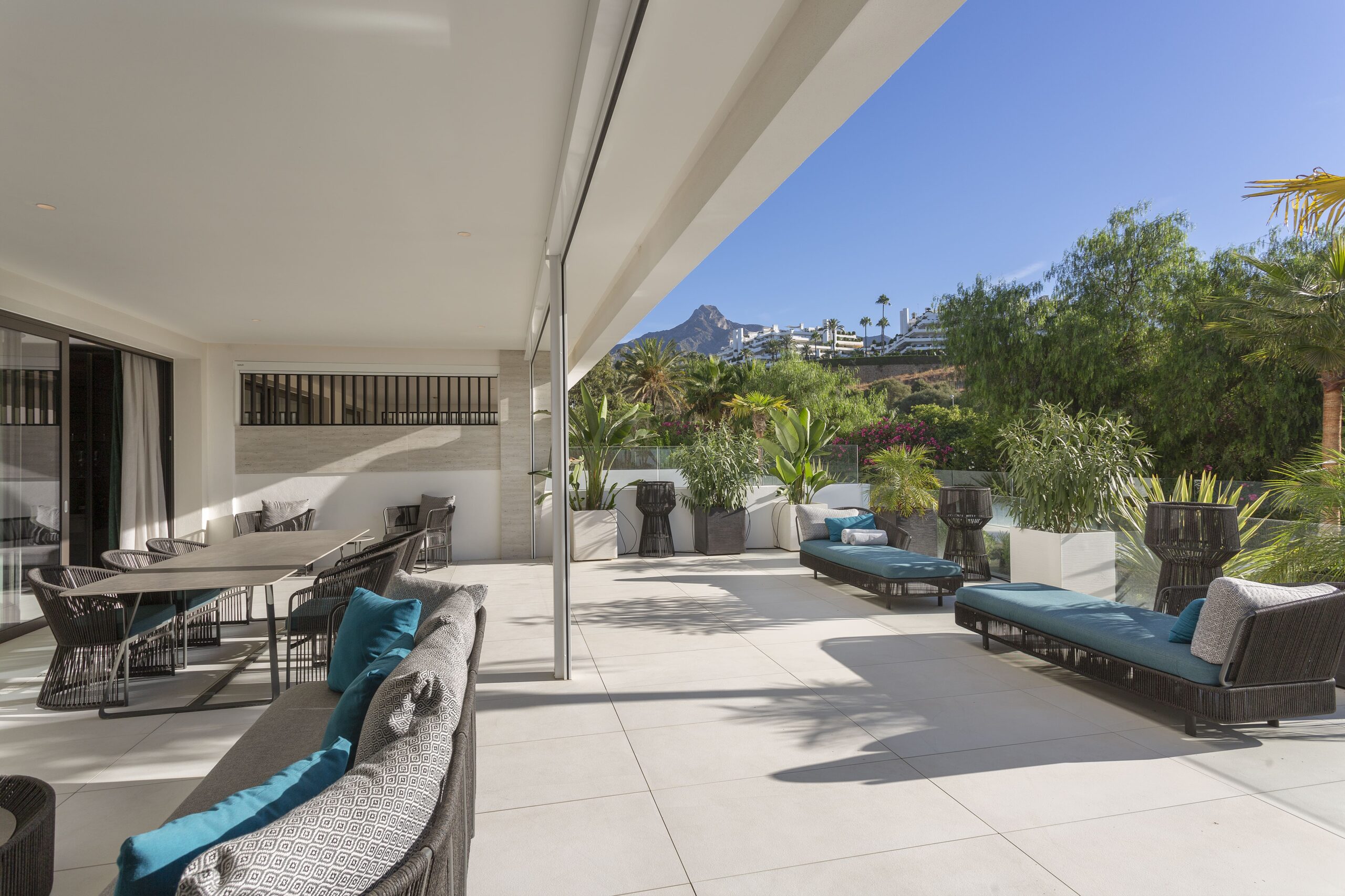 Spectaculaire 3-slaapkamer tuinduplex met uitzonderlijk uitzicht in Epic Marbella, aan de Golden Mile.