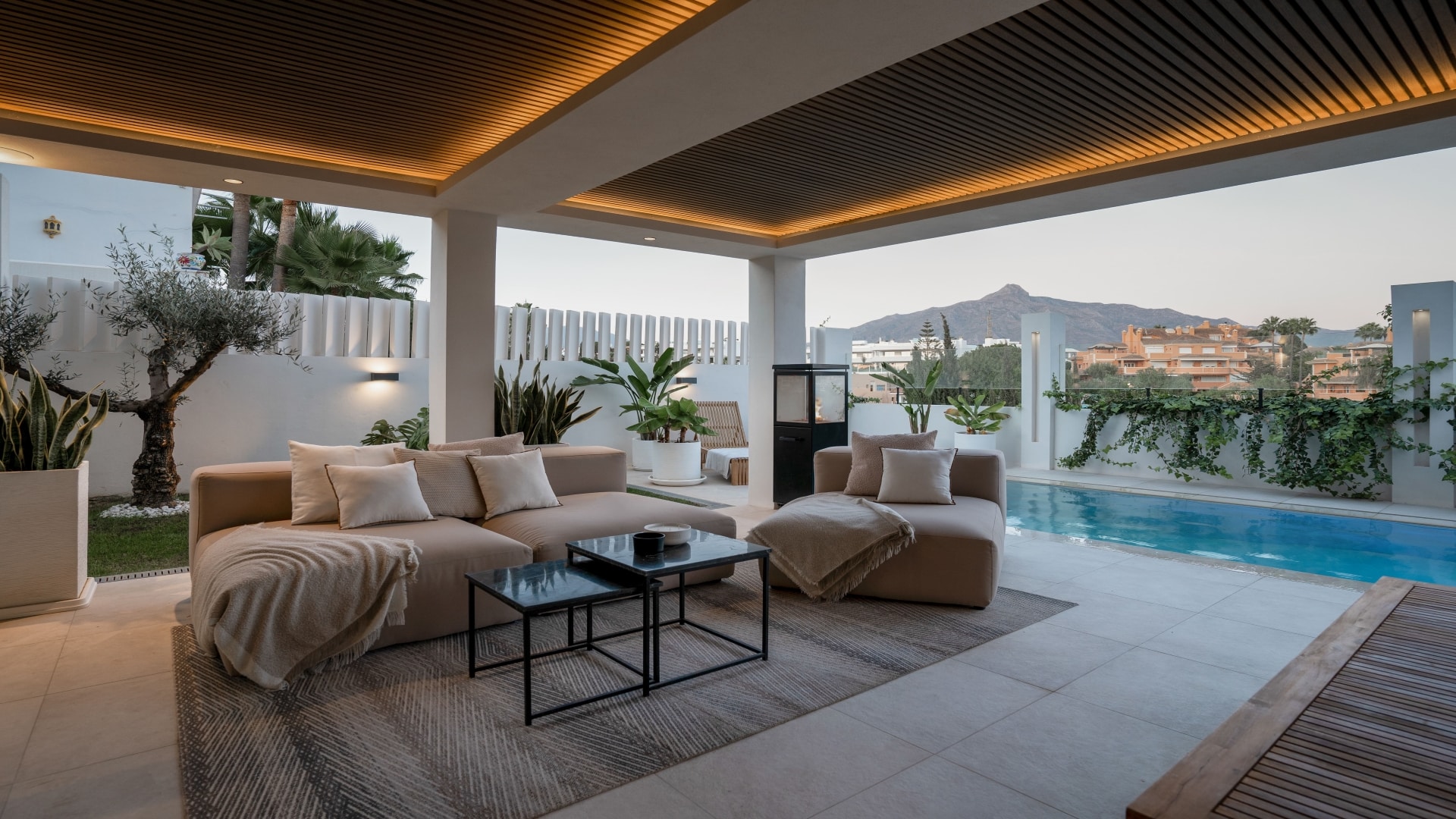 Opvallende luxe villa met Andalusisch geïnspireerd interieur gelegen nabij Puerto Banus in Nueva Andalucia, Marbella.