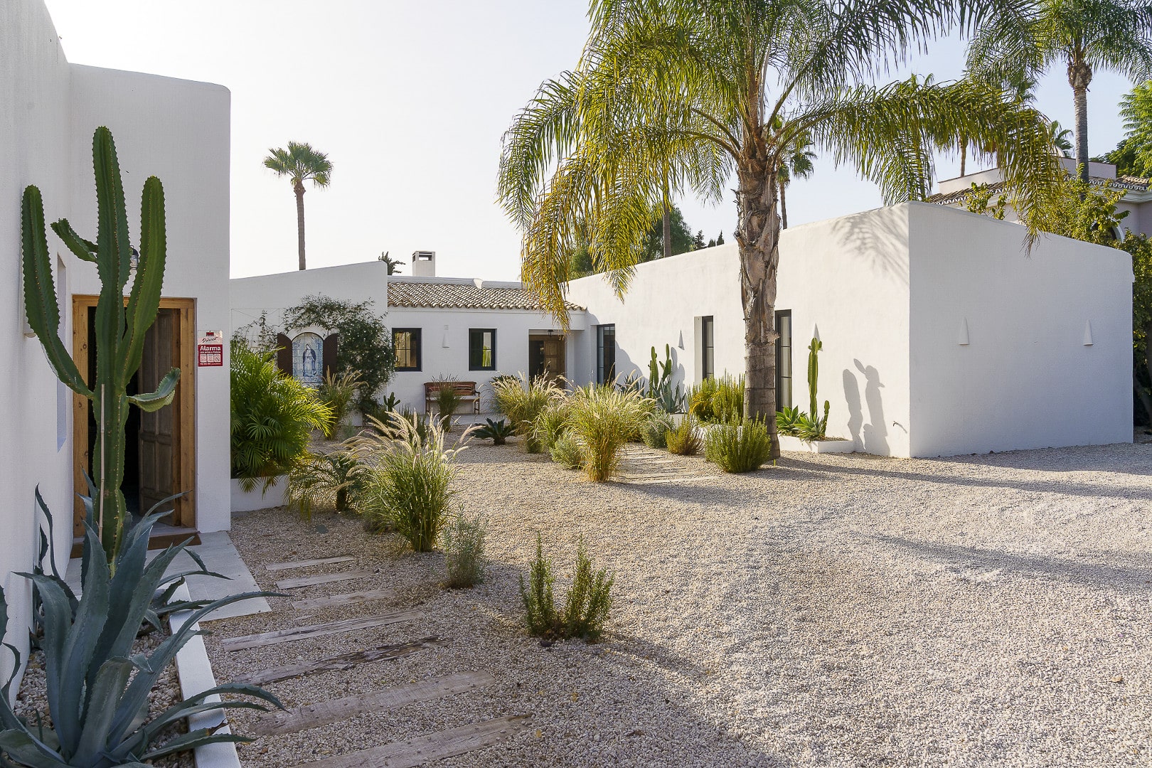 Ongelooflijk mooie villa met op Ibiza geïnspireerde architectuur gelegen in een rustige gemeenschap in San Pedro de Alcantara.