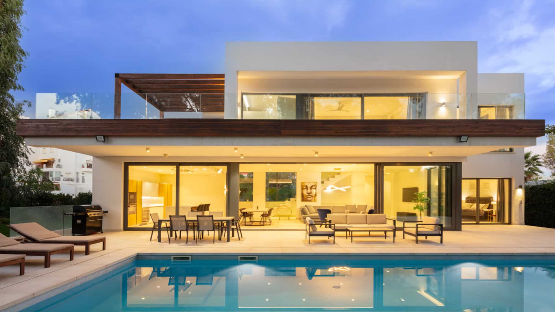 Verfijnde, volledig gerenoveerde moderne villa, perfect gelegen in het hart van de nieuwe Golden Mile.