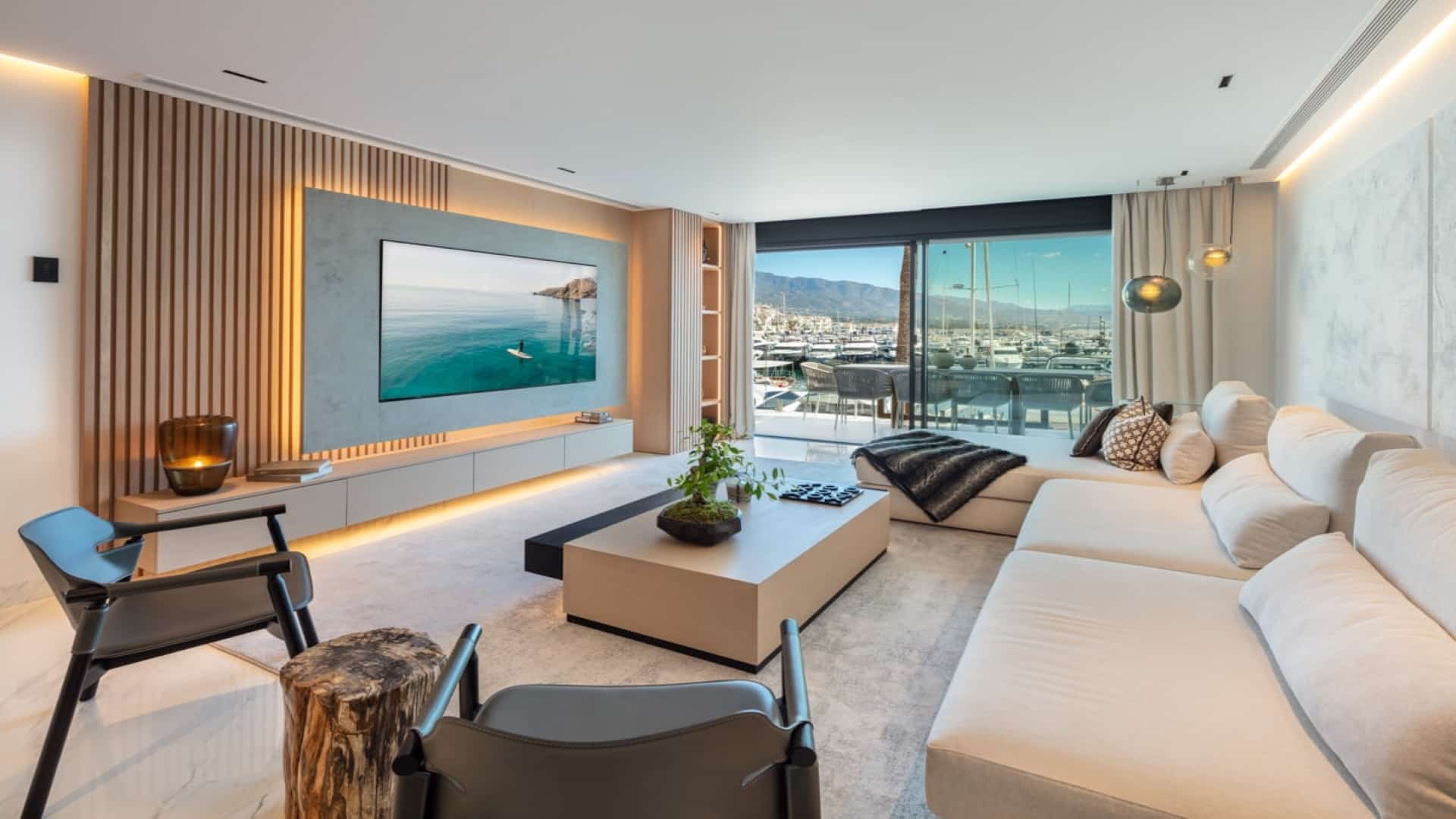 Weelderig appartement aan zee in Puerto Banus, met panoramisch uitzicht op de Middellandse Zee en de haven.