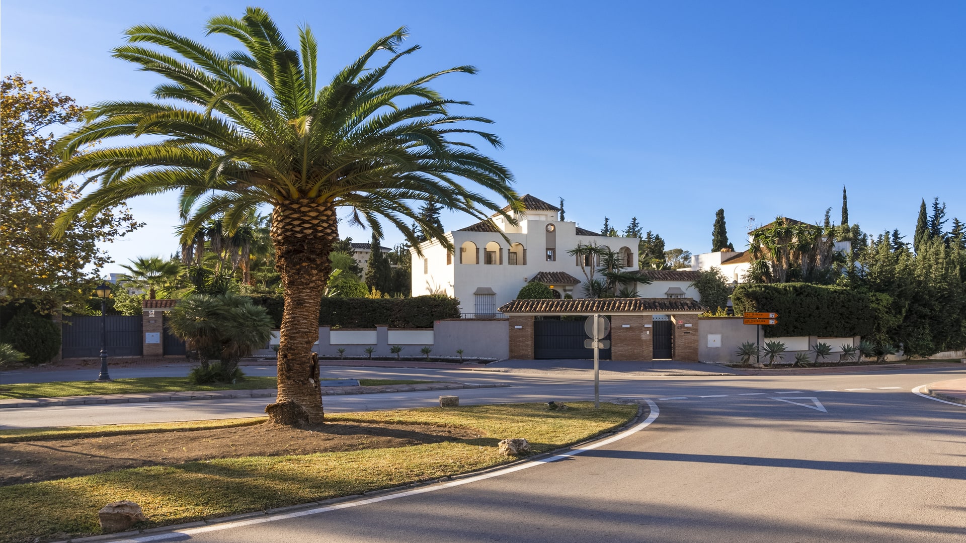 Gedeeltelijk gerenoveerde prachtige villa in Nueva Andalucia, Marbella