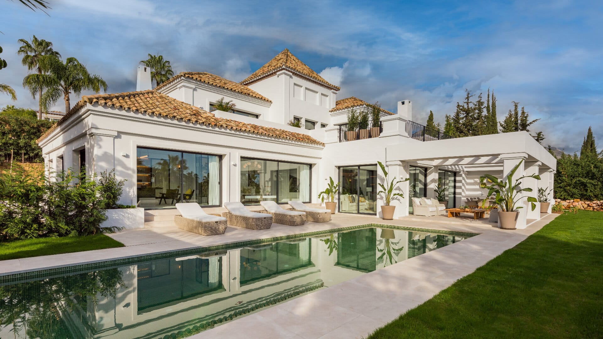 Nieuwe klassieke en moderne Andalusische villa in Nueva Andalucia Marbella