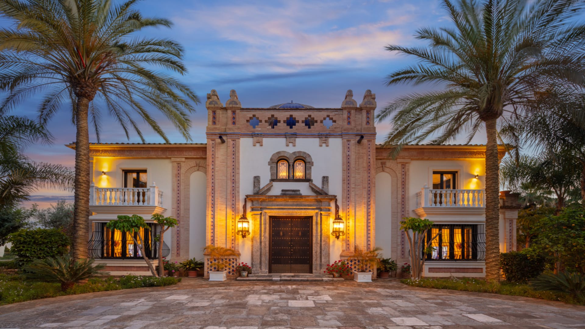 Majestueus herenhuis gelegen in een rustige enclave van Sierra Blanca, Marbella Golden Mile.