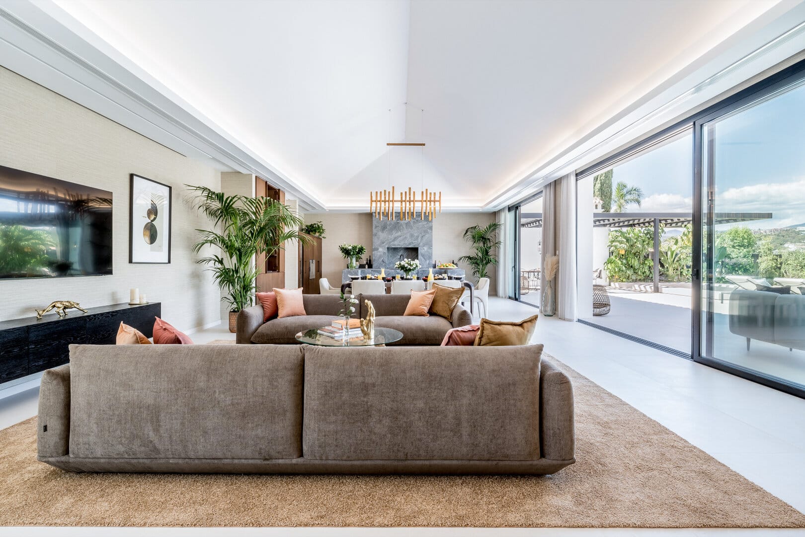 Stijlvolle villa gelegen in de gewilde woonwijk Los Naranjos in Marbella.