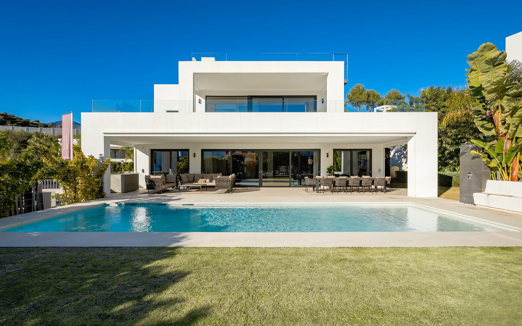 Zeer privé, eigentijdse villa in de gesloten gemeenschap Los Olivos, Nueva Andalucia Marbella