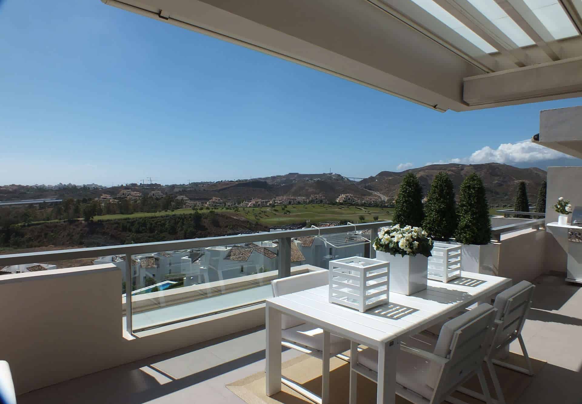 Modern impacable duplex penthouse for sale in Arrayanes Golf Benahavis Arrayanes Golf penthouse_Mountain view_Realista Quality Properties Marbella