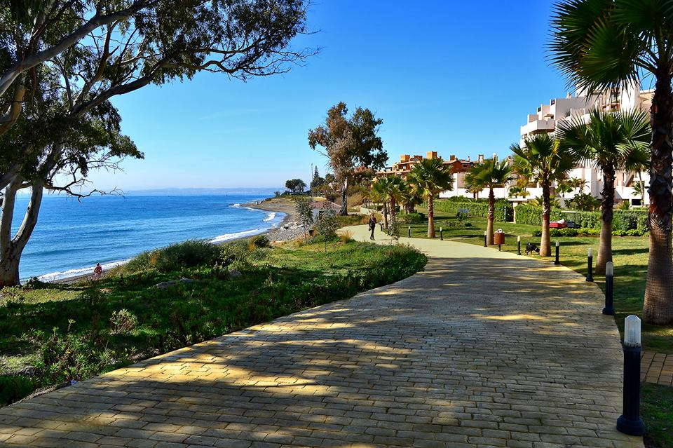 Fully furnished two bedroom Apartment in Front line beach Bahia de la Plata Estepona.