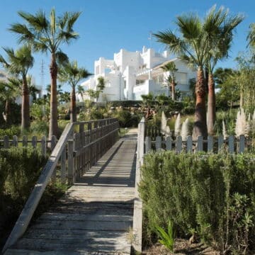 Modern apartments for sale next to a turquoise lagoon of crystal waters Picture 8