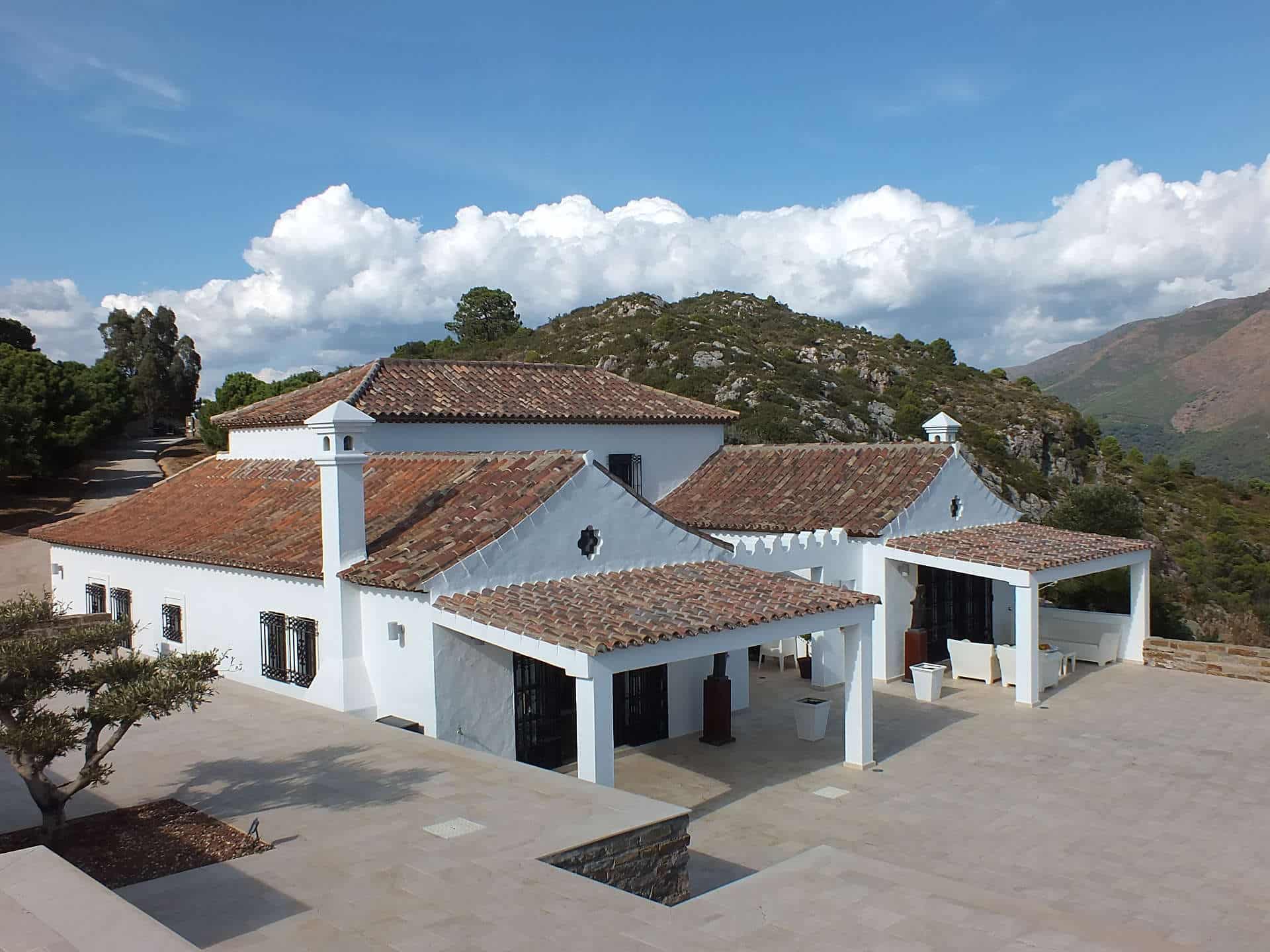 Andalusische Cortijo villa in country living Casares on a large plot