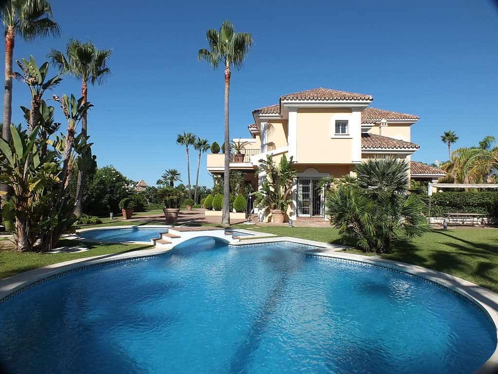 Marbella 4 bedroom beachside villa for sale in Bahia de Marbella