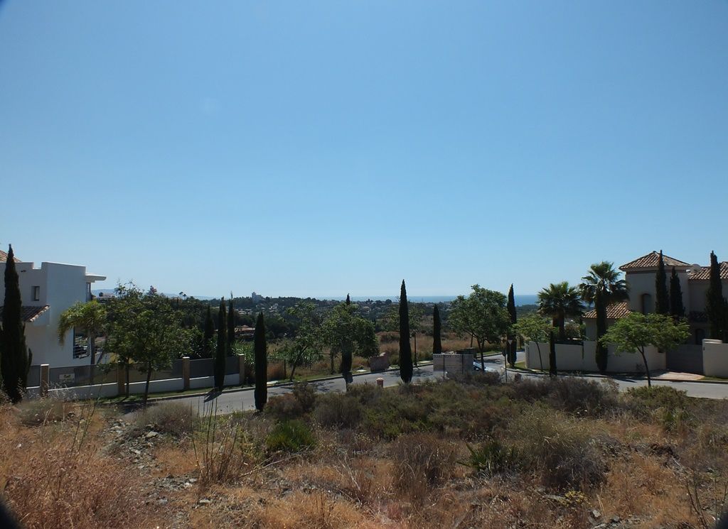 Corner elevated building plot with sea views in Los Flamingos Golf Resort Benahavis