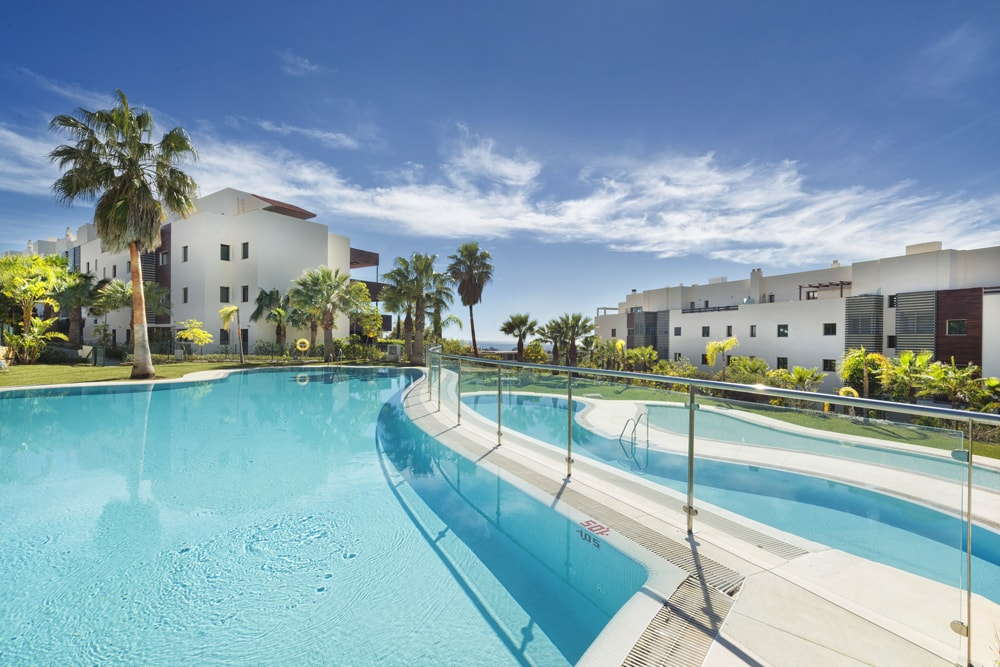 2 bedroom apartment in exclusive Hoyo 19 Los Flamingos Golf Resort Benahavis for sale Hoyo 19 Los Flamingos Golf Resort_2 bedroom apartment_Communal Pool_Realista Quality Properties Marbella