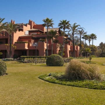 2 bedroom front line beach apartment in La Morera Los Monteros Beach Marbella Picture 3