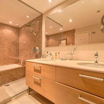 Duplex Penthouse for sale in well-known location Marina Puente Romano on the Golden Mile Marbella Picture 8