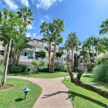 Duplex Penthouse for sale in well-known location Marina Puente Romano on the Golden Mile Marbella Picture 6