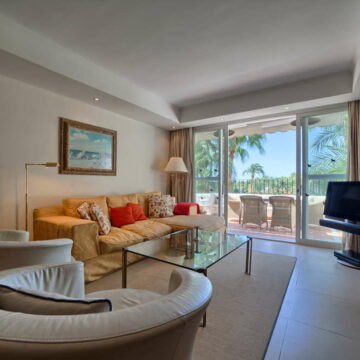 Duplex Penthouse for sale in well-known location Marina Puente Romano on the Golden Mile Marbella Picture 5