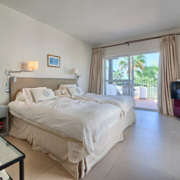 Duplex Penthouse for sale in well-known location Marina Puente Romano on the Golden Mile Marbella Picture 10