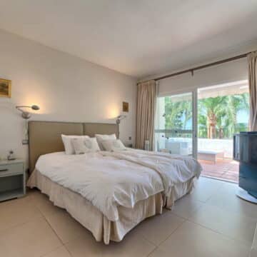 Duplex Penthouse for sale in well-known location Marina Puente Romano on the Golden Mile Marbella Picture 12