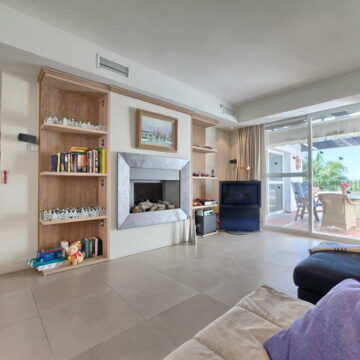 Duplex Penthouse for sale in well-known location Marina Puente Romano on the Golden Mile Marbella Picture 9