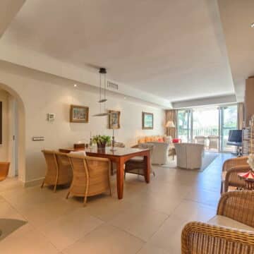 Duplex Penthouse for sale in well-known location Marina Puente Romano on the Golden Mile Marbella Picture 4