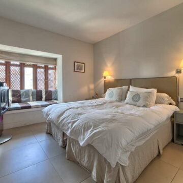 Duplex Penthouse for sale in well-known location Marina Puente Romano on the Golden Mile Marbella Picture 7