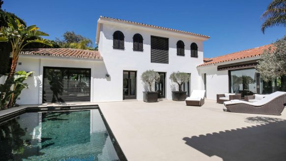 Modern villa for sale Los Monteros Playa_Terrace pool II_Realista Quality Properties Marbella