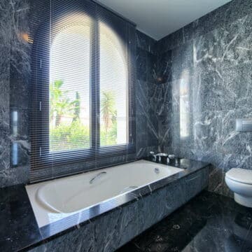Contemporary 5 bedroom villa in Los Flamingos Golf Resort Benahavis Picture 10