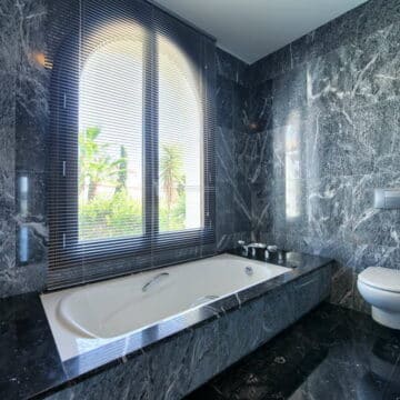 Contemporary 6 bedroom villa in Los Flamingos Golf Resort, Benahavis Picture 10