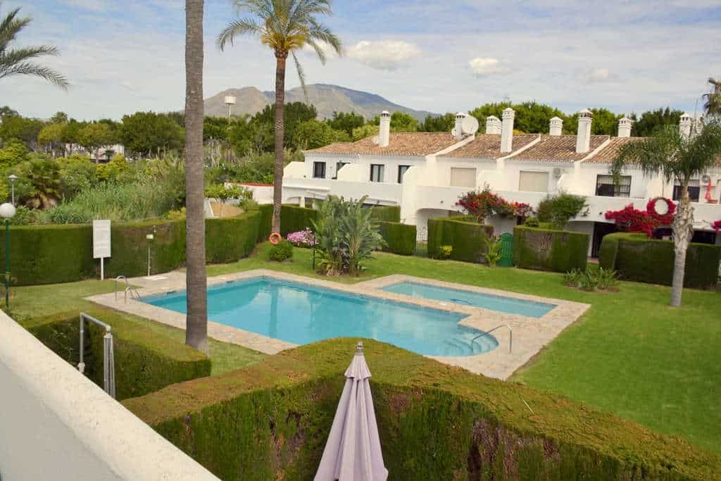 Renovated 3 bedroom townhouse for sale in Estepona town