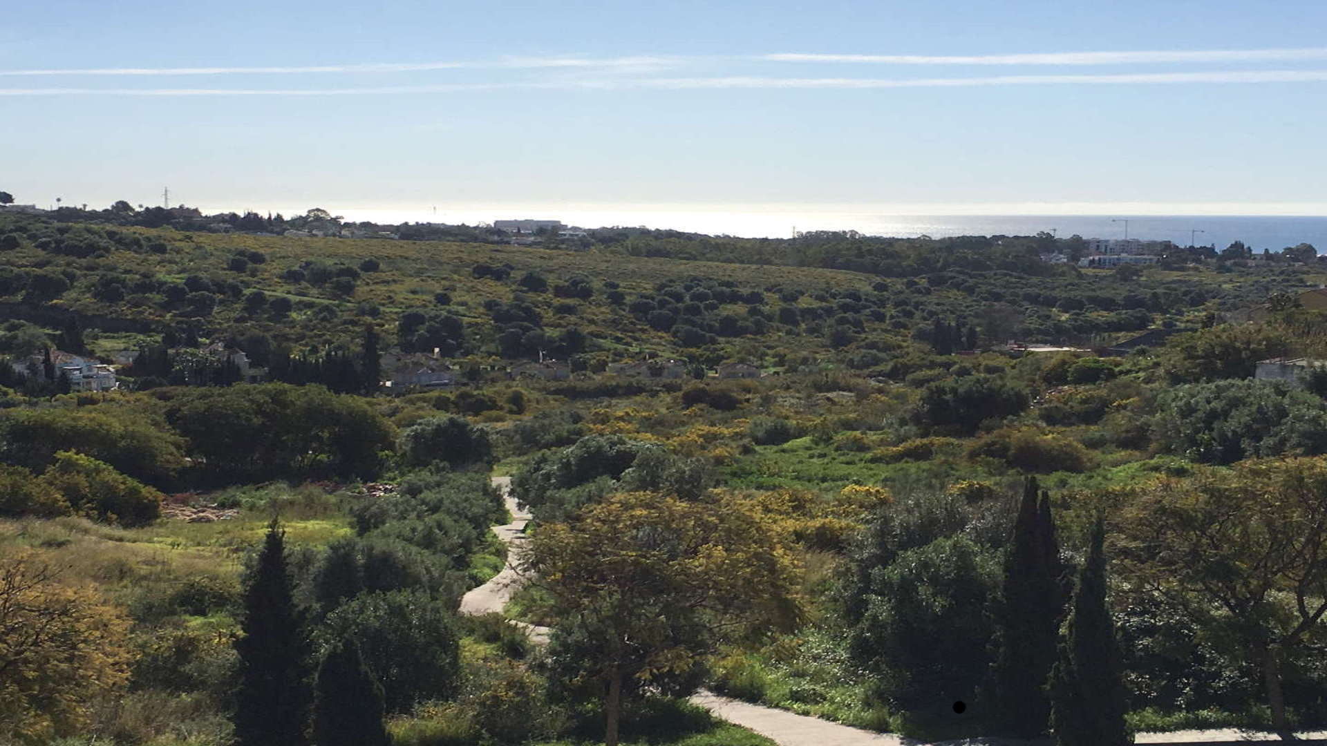 Bargain! Plot in Los Flamingos Golf Benahavis with open views to the sea for sale