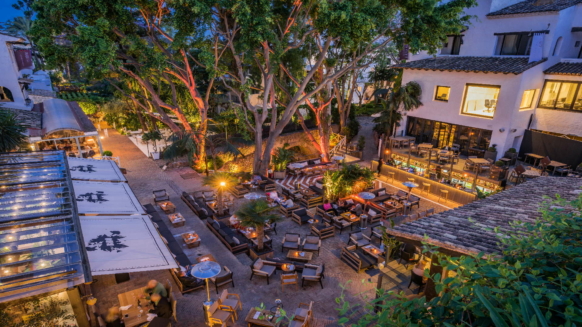 La Plaza at Night_private Residence Puente Romano Hotel for sale_Realista Quality Properties Marbella