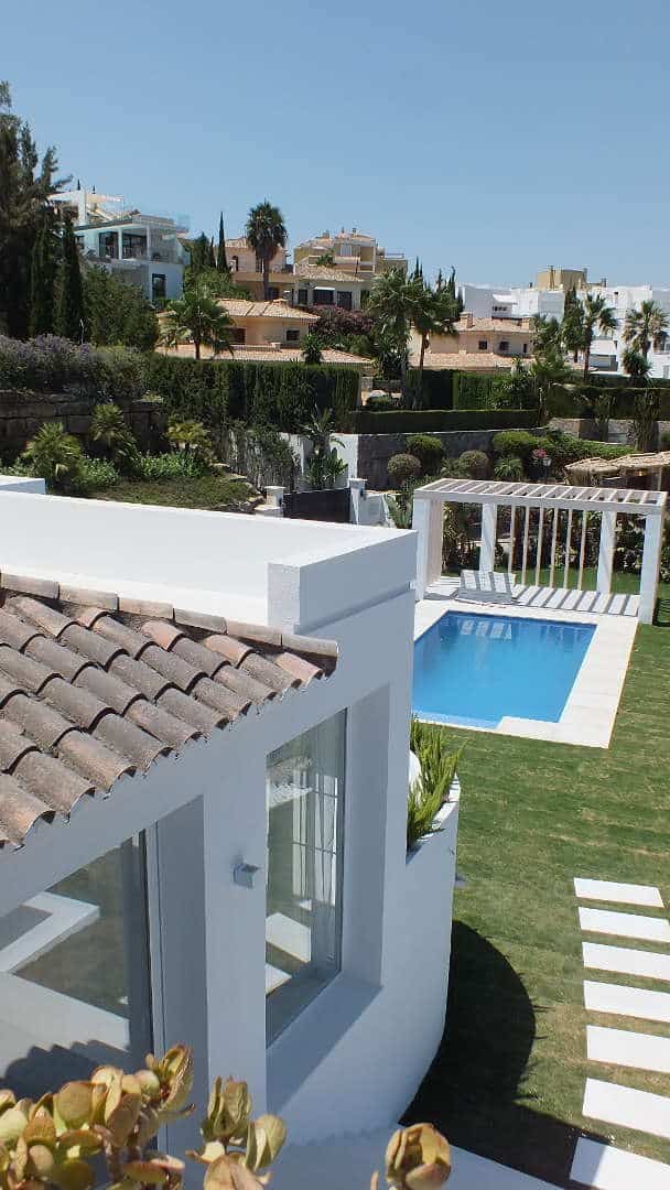 Best priced Modern villa Nueva Andalucia – Las Brisas golf valley for sale