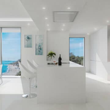 Front line beach 3 bedroom ground floor apartment in Emare Estepona offering amazing panoramic Sea Views Picture 9