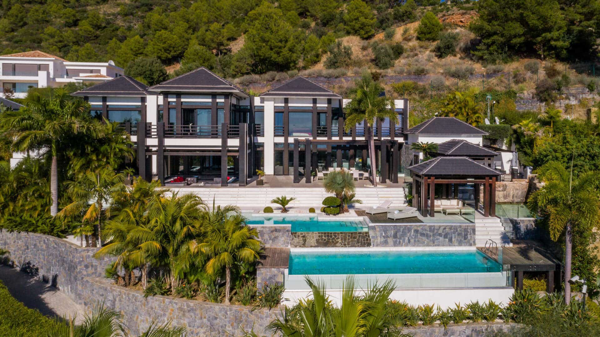 Luxurious villa with spectacular sea views for sale in the sought-after residential area Cascada de Camojan on the Marbella Golden Mile.