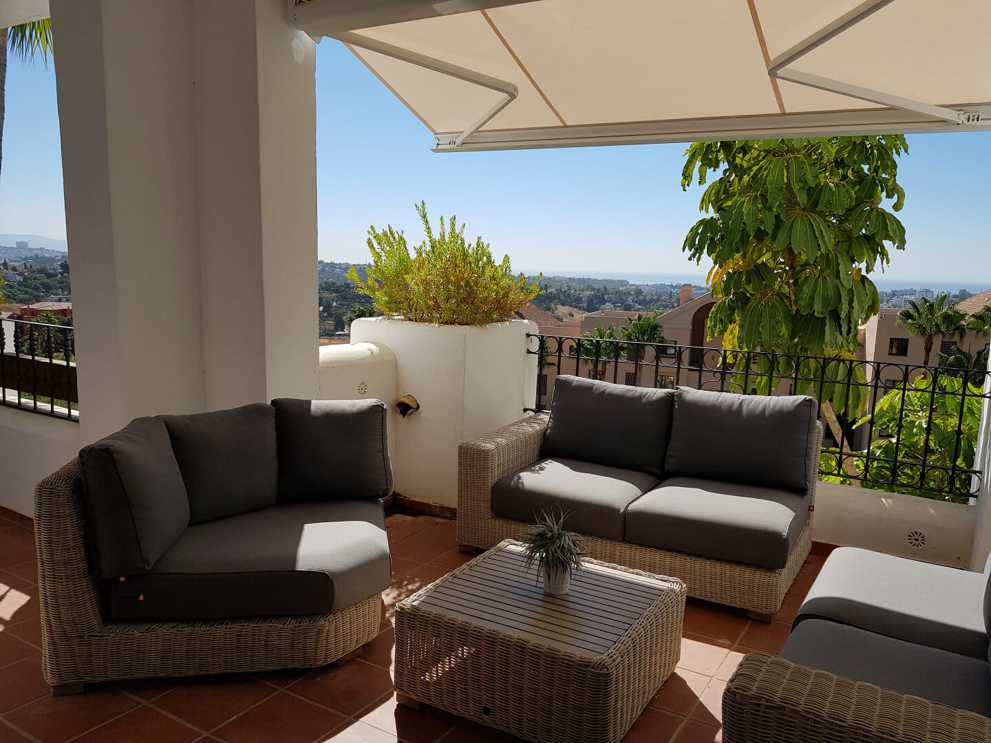 Lomas del Marques renovated two bedroom apartment with nice sea views, close to a private school, golf and supermarket