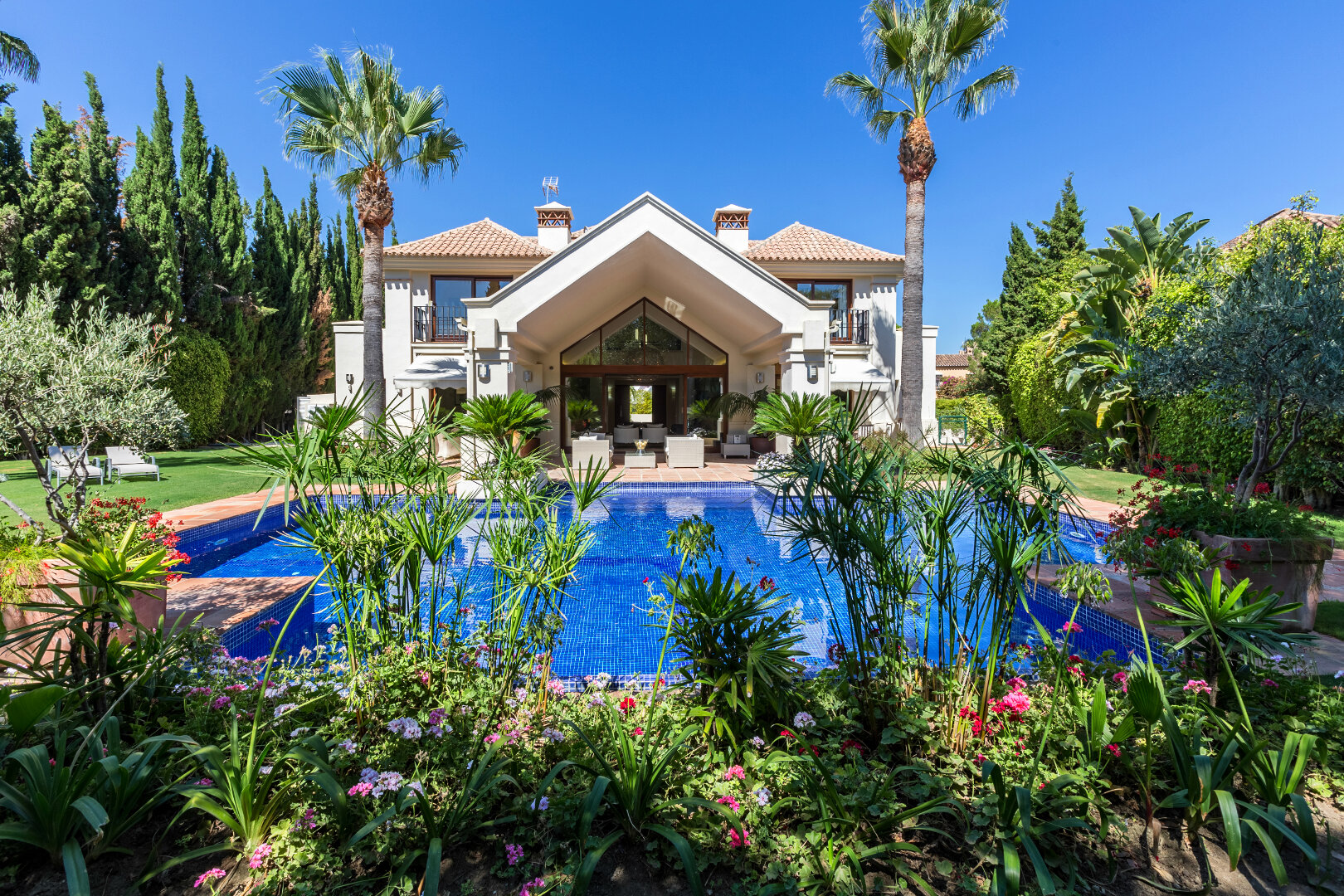 Luxury villa in the best location in Aloha Nueva Andalucia, tropical private environment with all daily amenities at your doorstep